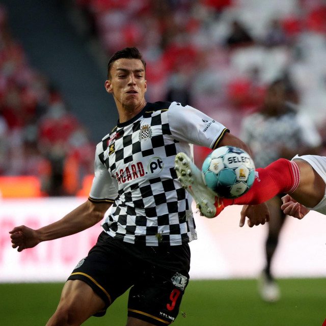 Petar Musa (lijevo) u dresu Boaviste, prošlog rujna protiv Otamendija iz Benfice, od petka i službeno njegovog novog kluba