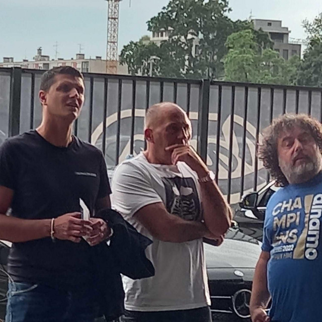 Darko Milanič (u bijeloj majici) u društvu pomoćnika Sandra Bloudeka (u crnoj majici)