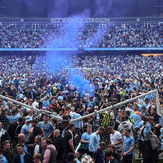 Navijači Cityja su okupirali travnjak nakon pobjede nad Aston Villom