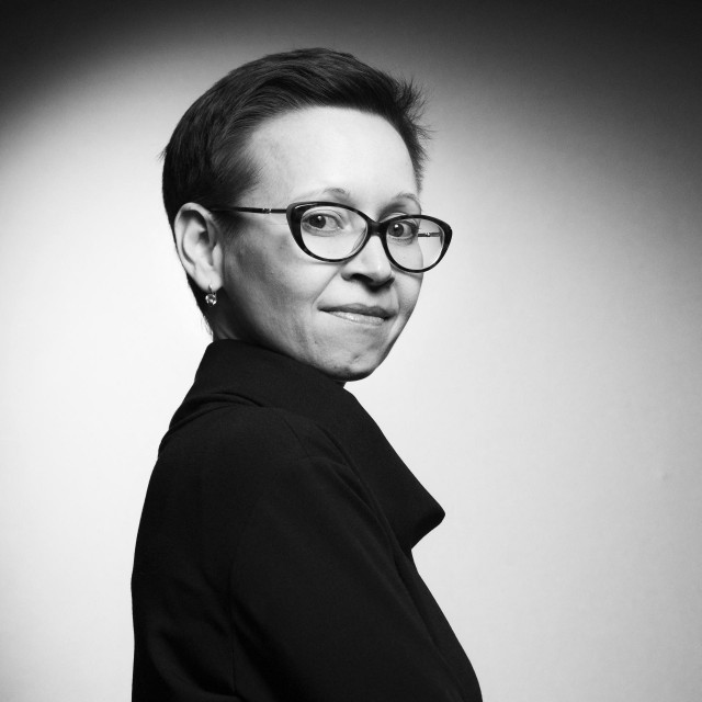 Guzel Jahina (1977) hrvatskoj publici nije nepoznata. Prije ”Ešalona za Samarkand” na hrvatski su joj prevedena i prethodna dva romana, ”Zulejha otvara oči” (2017) i ”Volgina djeca” (2019), također u izdanju nakladničke kuće Hena com