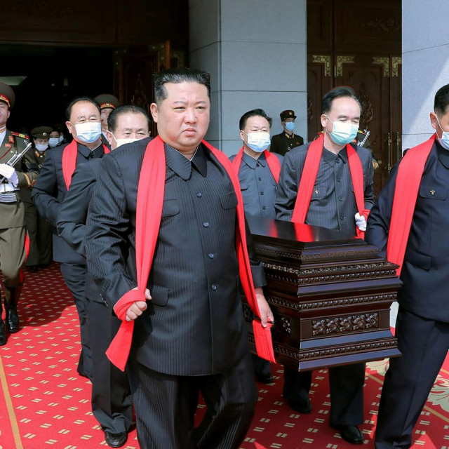 Kim Jong-un nosi lijes
