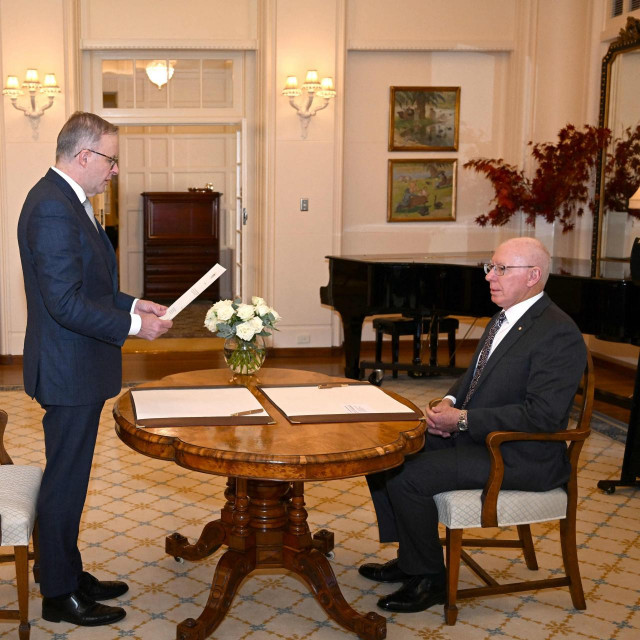 Anthony Albanese priseže pred Davidom Hurleyjem