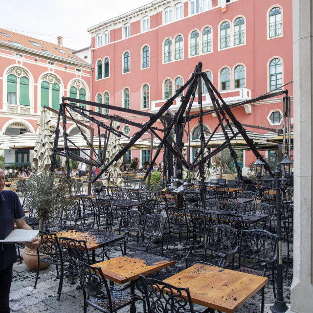 Zapaljena terasa kafića na Prokurativama