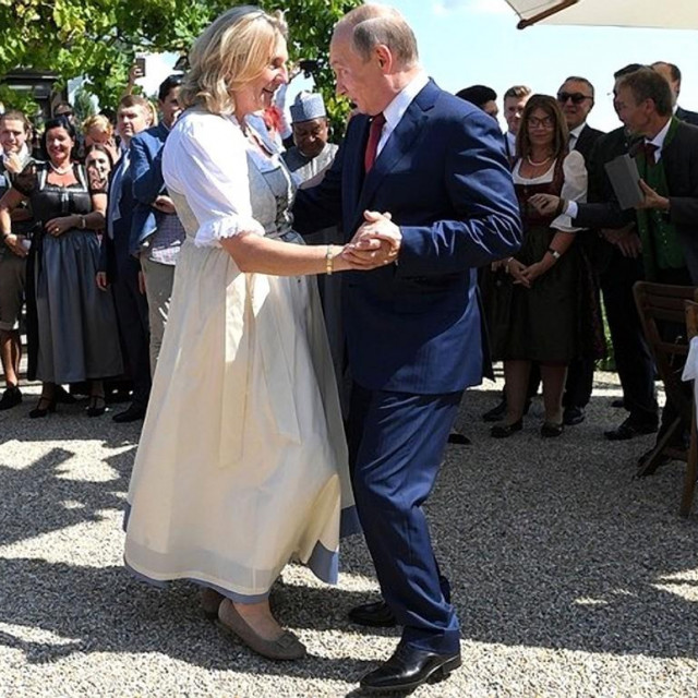 Vladimir Putin i Karin Kneissl plešu.
