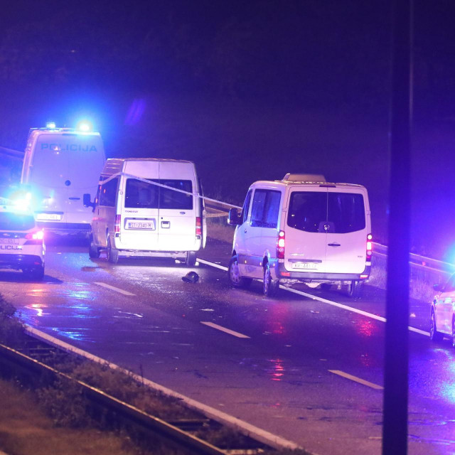 Na autocesti A1 kod odmorista Desinec doslo je do velikog sukoba navijača Hajduka s policijom