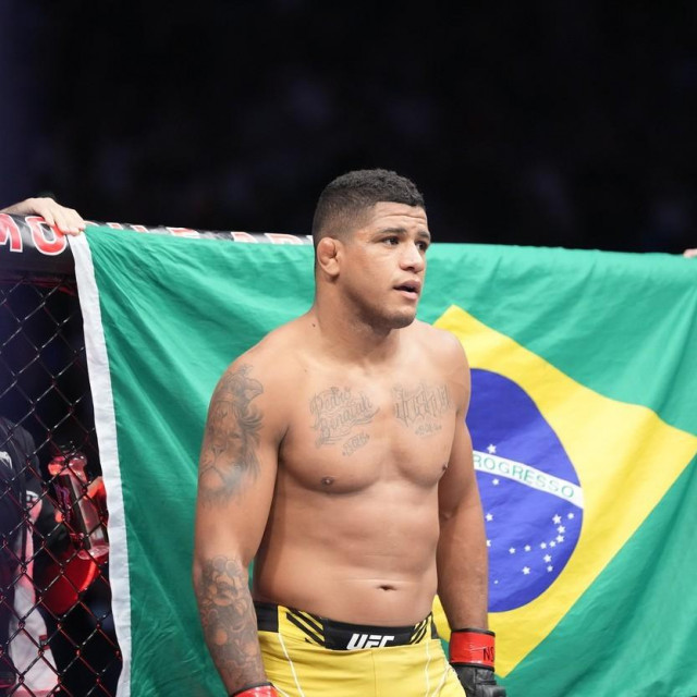 LAS VEGAS, NV - JULY 10: (L-R) Gilbert Burns prepares to fight Stephen Thompson in their welterweight bout during UFC 264 at T-Mobile Arena on July 10, 2021, in Las Vegas, Nevada, United States.,Image: 620894288, License: Rights-managed, Restrictions: FOR EDITORIAL USE ONLY. Icon Sportswire (A Division of XML Team Solutions) reserves the right to pursue unauthorized users of this image. If you violate our intellectual property you may be liable for: actual damages, loss of income, and profits you derive from the use of this image, and, where appropriate, the costs of collection and/or statutory damages up to $150,000 (USD)., Model Release: no, Credit line: Louis Grasse/PxImages/Icon Sportswire/Newscom/Profimedia