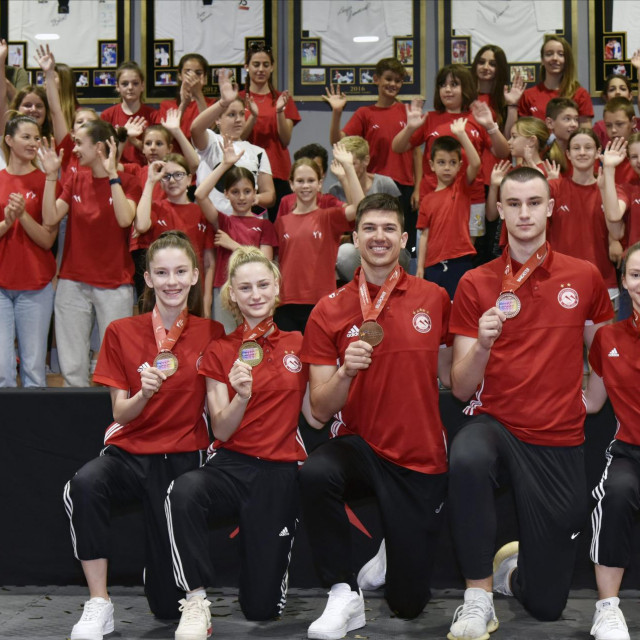 Marjanovi medaljaši iz Manchestera - Bruna Duvančić, Lena Stojković, Toni Kanaet, Paško Božić, Ivana Duvančić