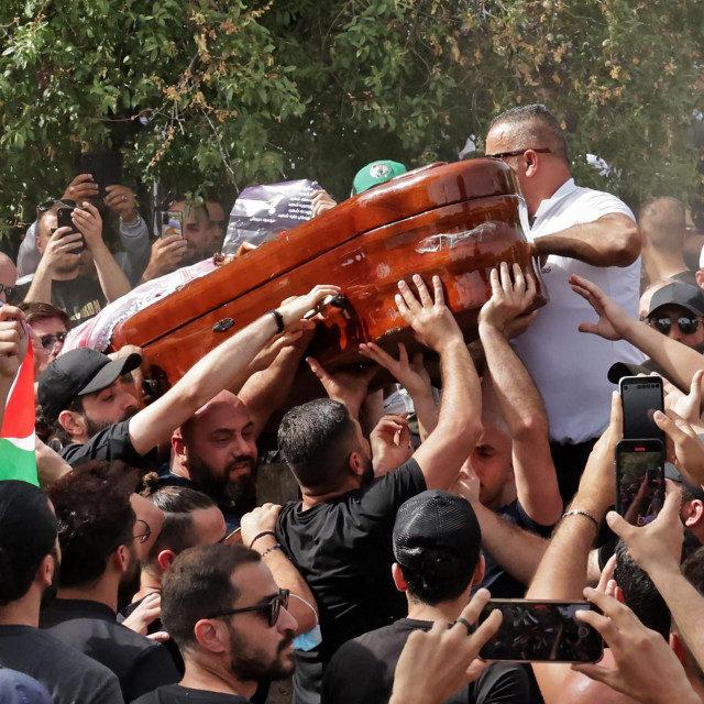 Pogreb Shireen Abu Akleh, ožalošćeni građani nose lijes s njenim tijelom