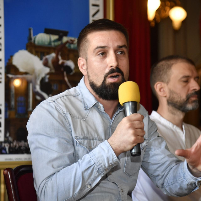 Zagreb, 230522.
HNK.
Na konferenciji na medije predstavljen program Festivala ljetne veceri HNK u Zagrebu.
Na fotografiji: Leonard Jakovina.