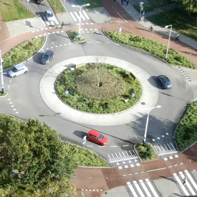 'Nizozemski' kružni tok

 

 

 

 

 