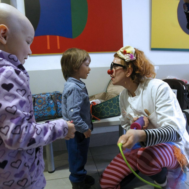 Povodom Međunarodnog dana djece oboljele od malignih bolesti, udruga Krijesnica i Crveni nosevi klaunovi doktori, organizirali su posjet klaunova doktora i njihovih prijatelja glazbenika djeci oboljeloj od malignih bolesti
