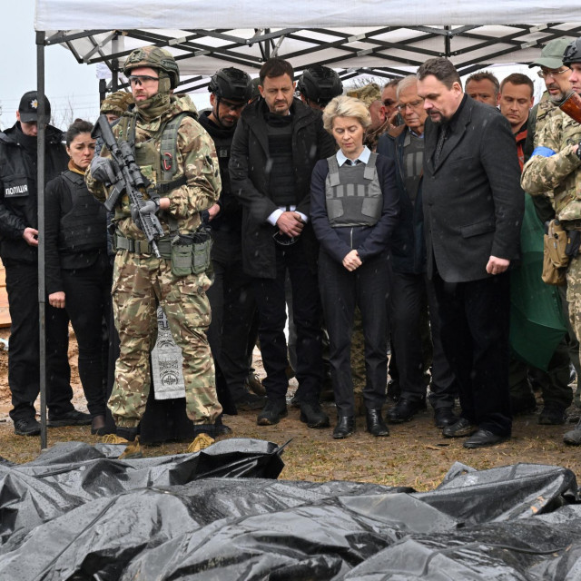 Eduard Heger (s desne strane Ursule von der Leyen) u Buči