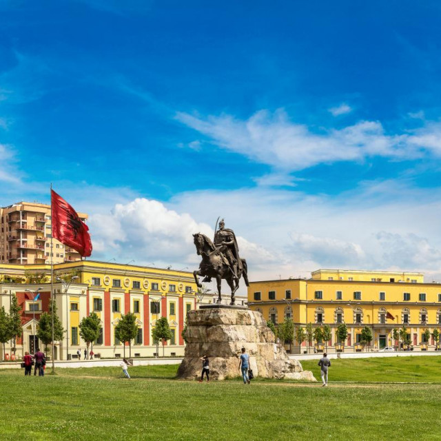 Glavni gradski trg Skanderbeg okružen je povijesnim zgradama