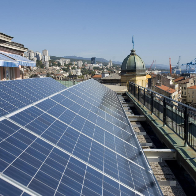 Na slici: pogled na solarne ćelije i grad na krovu Gradskog poglavarstva u Rijeci
