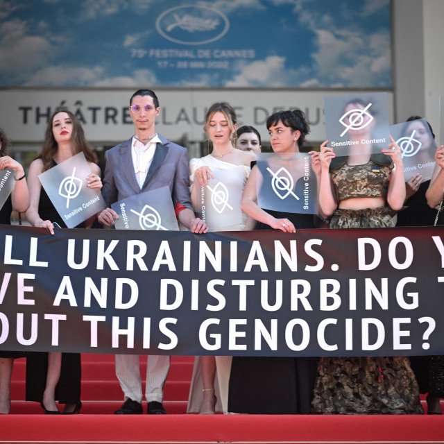 Maksym Nakonechnyi i glumačka postava filma 'Vizija leptira' u Cannes