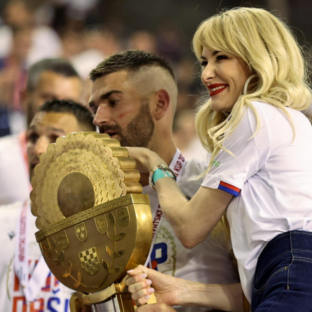 Marko Livaja u zagrljaju supruge Iris Rajčić Livaja