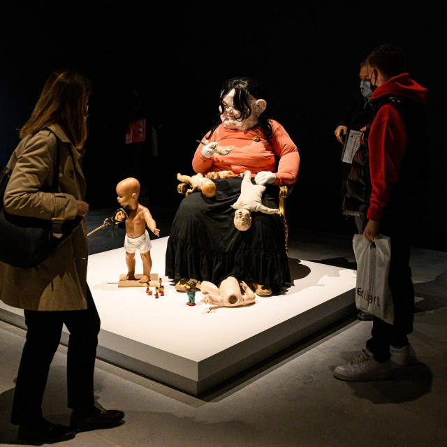 Apsolutno trijumfalno predstavljanje opusa, kritike su jednoglasne, ono je britansko-portugalske umjetnice starijeg naraštaja Paule Rego. Žene, njihova zadovoljstva i boli, trijumfi i iskušenja, oduvijek su bili njezin fokus