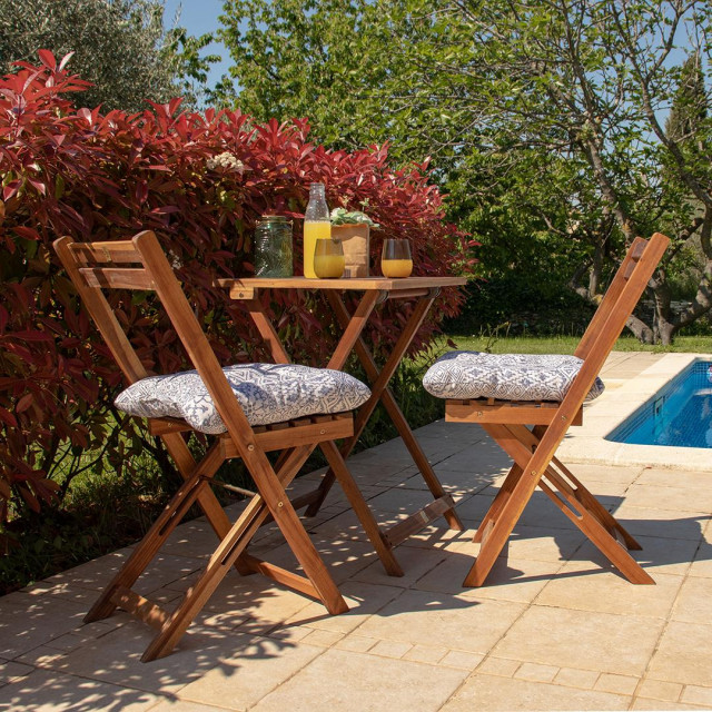 Drveni stol i stolci za vrt