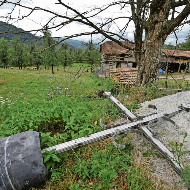 Ratni veterani i članovi obitelji stradalih Srba došli su u Donji Žirovac odati počast svojim poginulima u izbjegličkoj koloni za vrijeme operacije Oluja