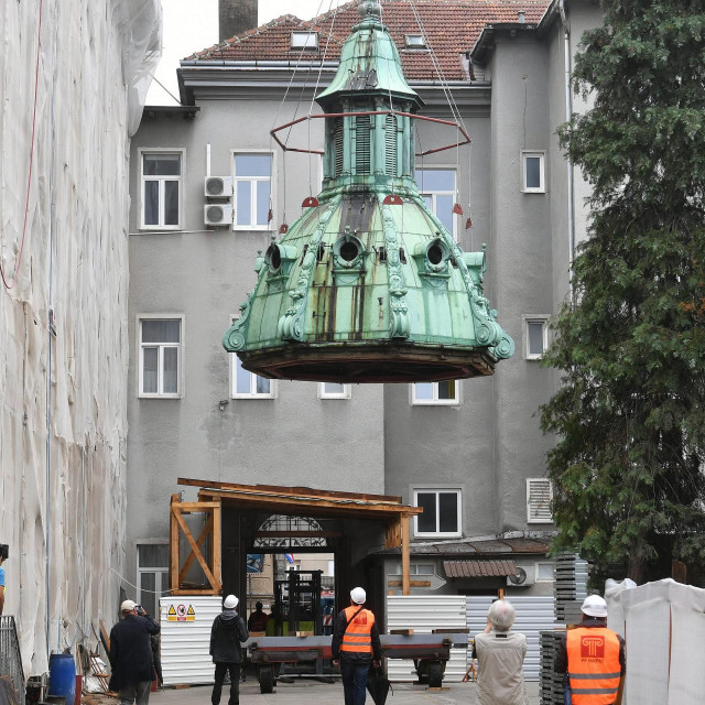Skidanje sjeverne kupole na Bazilici Srca Isusova ostecene u potresu
 
