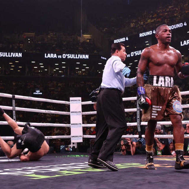  Erislandy Lara knocks down Gary O'Sullivan 