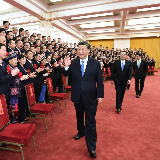  Xi Jinping, pozdravlja članove partije među kojima se možda kriju njegovi protivnici