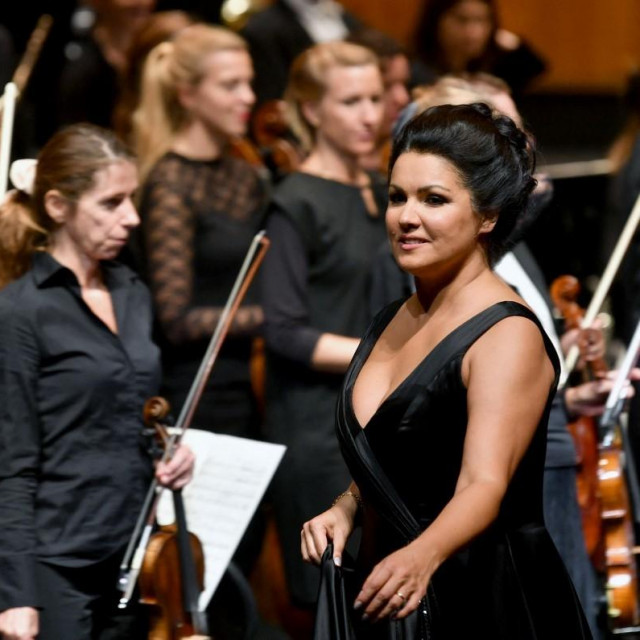 Anna Netrebko (desno)