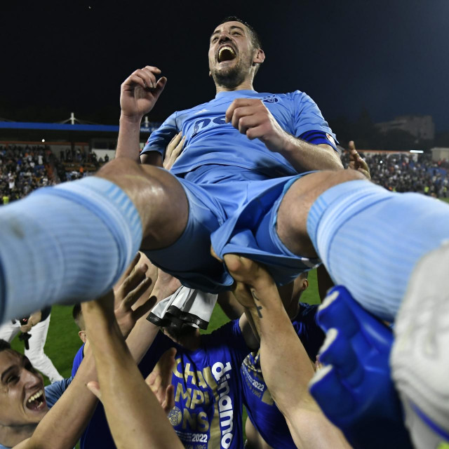 Ademi na rukama suigrača u Šibeniku