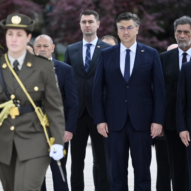 Izaslanstva Vlade i Hrvatskog sabora položila vijence kod Spomenika domovini u prigodi obilježavanja Dana državnosti
 