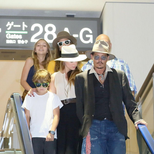 Lily-Rose, Melody Depp, Jack Depp, Amber Heard i Johnny Depp
snimljeni u Japanu dok im je veza još funkcionirala 