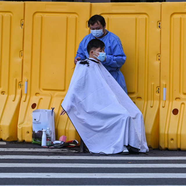 Muškarac se zbog lockdowna u Šangaju šiša na ulici