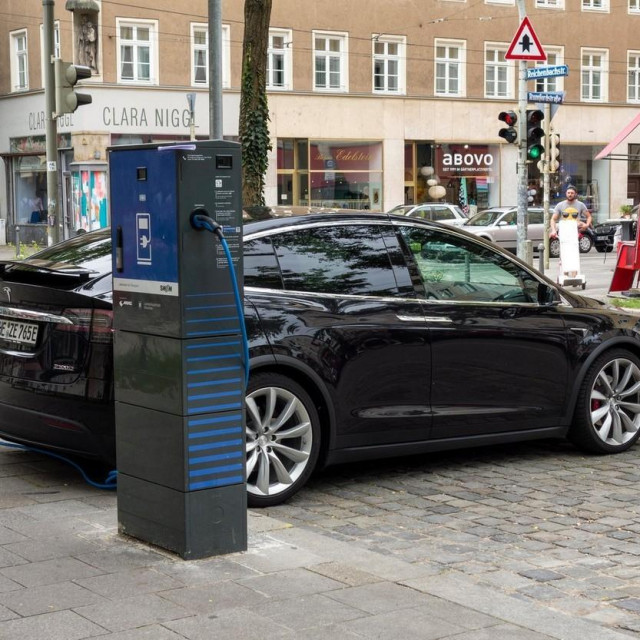 Punionica za električne automobile (ilustracija)