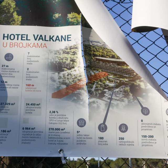 
Nepoznati počinitelj izrezao je mega plakat za hotel Valkane kojim su investitori pokušali objasniti građanima o kakvoj se građevini radi, kako ce biti smješten te koliko će mjesta zauzeti u starom kamenolomu.