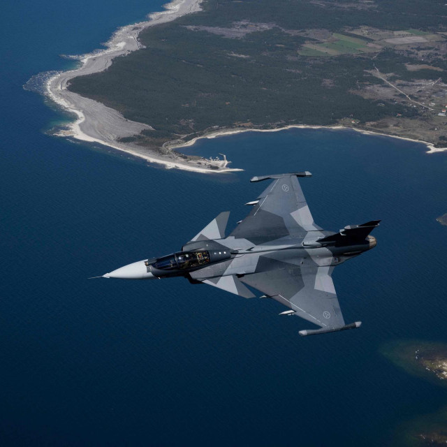 Borbeni avion JAS 39 Gripen nad Baltičkim morem