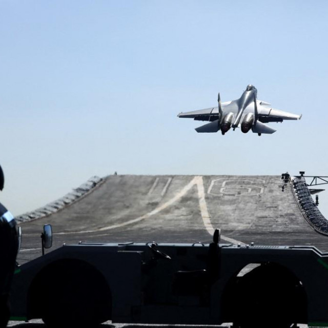 Prvi kineski nosač zrakoplova Liaoning / ilustracija