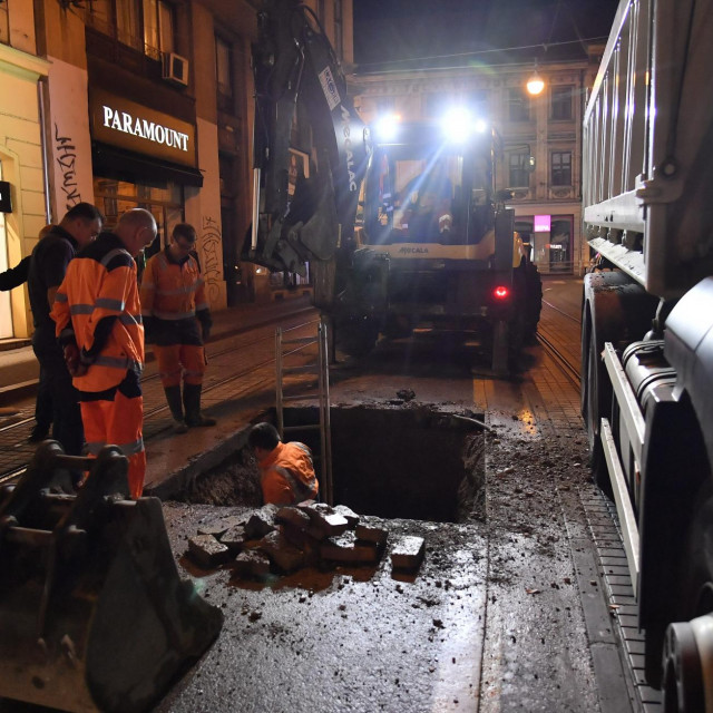 Puknuće cijevi u Frankopanskoj ulici
