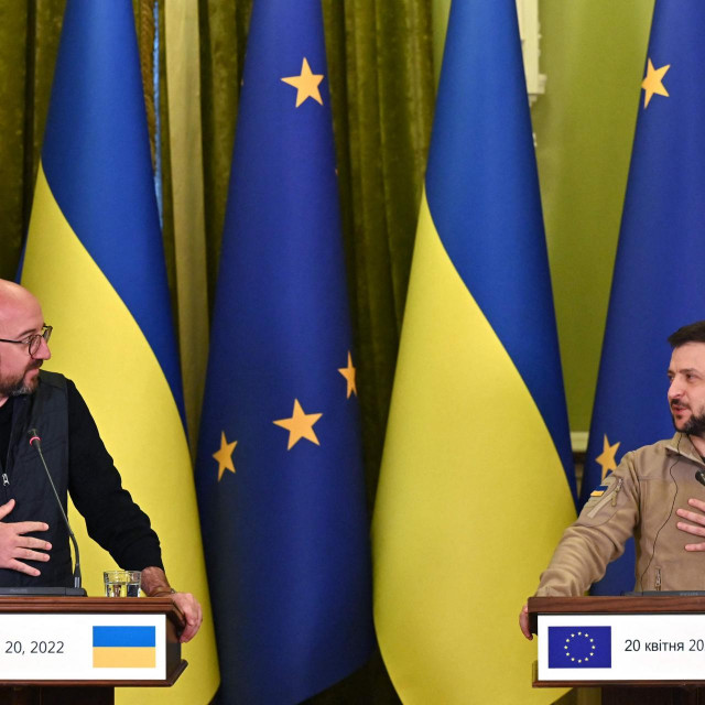 Predsjednik Europskog vijeća Charles Michel (lijevo) i ukrajinski predsjednik Volodimir Zelenski (desno)
