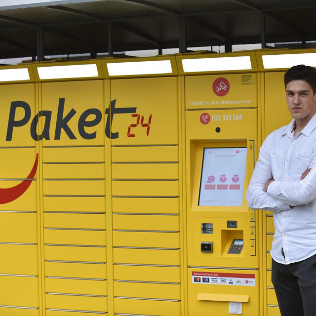 Finalist DIGI Awardsa Andrej Penić ispred paketomata HPa u Karlovcu