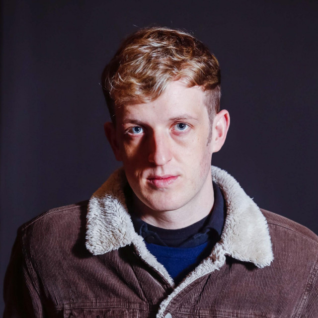 ”Metamorfoze moje majke su me na samom početku posramljivale. Bojao sam ih se ispisati jer sam bio svjestan koliko priča postoji koje nisu nimalo lijepe ni inspirativne. Tako da je i ova knjiga u svojoj esenciji puna stida”, kaže mladi autor