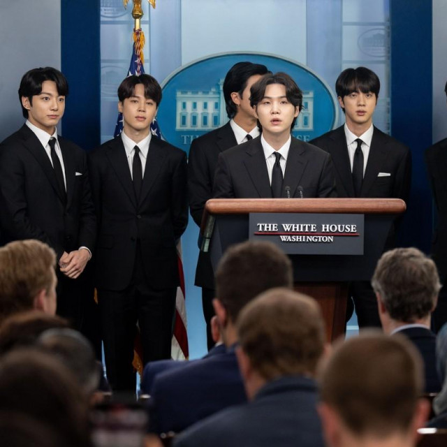 Jungkook, jedan od članova BTS-a, za govornicom.