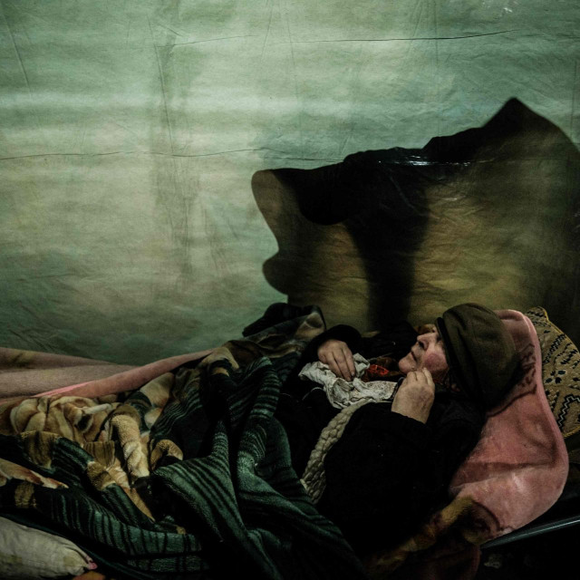 Starica leži u skloništu ispod tvornice kemikalija