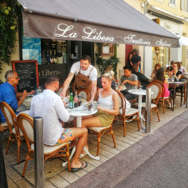 Prepuni mali bistroi u Cannesu
