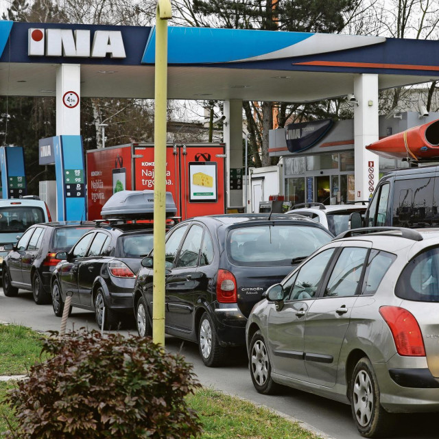 Guzva na benzimskim postajama