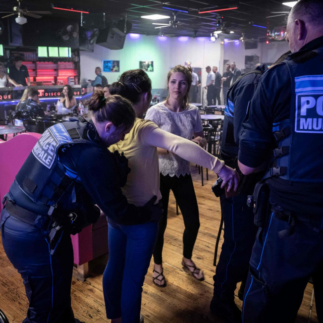 Francuska policija pšretražuje posjetitelje kluba radi sumnjivih igala