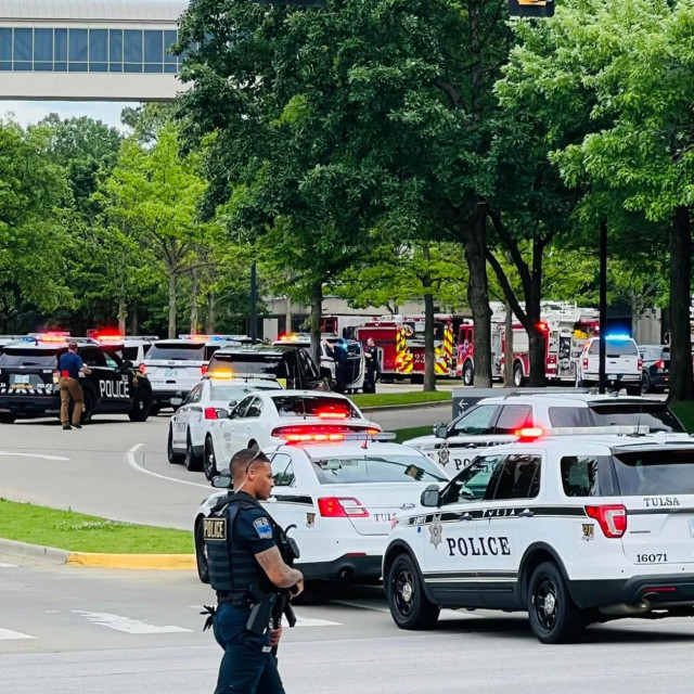 Policija na mjestu masovne pucnjave ispred bolnice u Tulsi