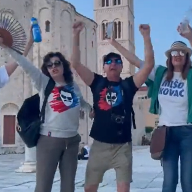 Strani turisti pjevaju Mišin hit