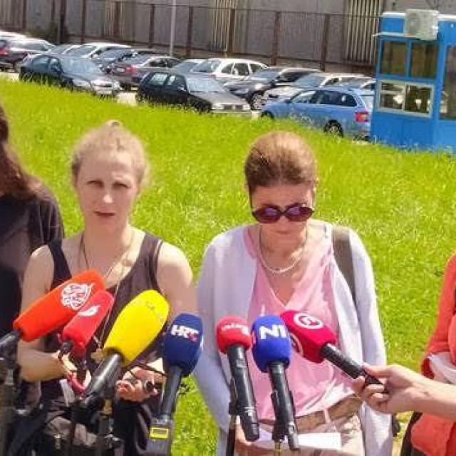 Maša Aljohina iz grupe Pussy Riot, odvjetnica Ajsoltan Nijazove Lina Budak i Sara Lalić iz Centra za mirovne studije, ispred zatvora u Remetincu u Zagrebu