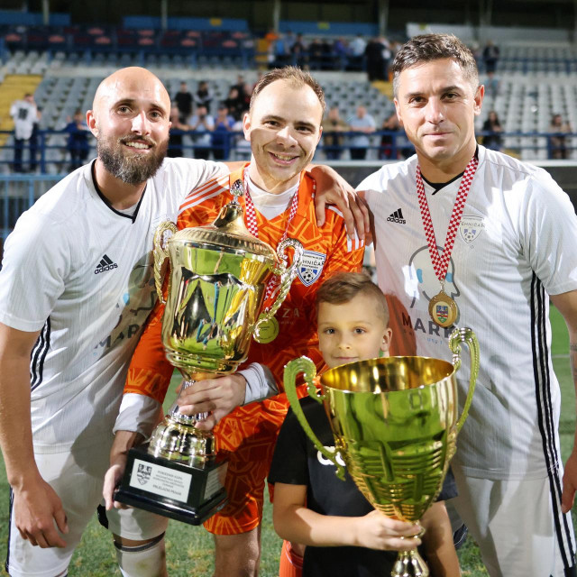 Saša Vukonić, Ante Mrmić i Kruno Lovrek s trofejem