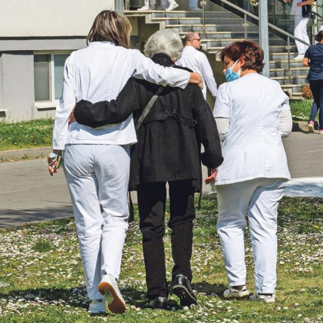 Kombinacija rada u javnom i privatnom zdravstvu nije nepoznata u EU, tako radi većina u Irskoj i Austriji