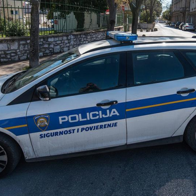 Zadar, 020420 Danas oko 12h cesta ispred zadarske Opce bolnice je bila zatvorena za promet dok su u staru zgradu nuklearne medicine, sada prenamjenjenu u specijalni COVID19 odjel, pristizali pacijenti.